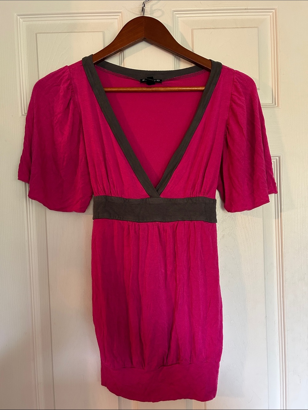FANG Fuchsia V‑Neck Short Sleeve Tunic with Charcoal Trim